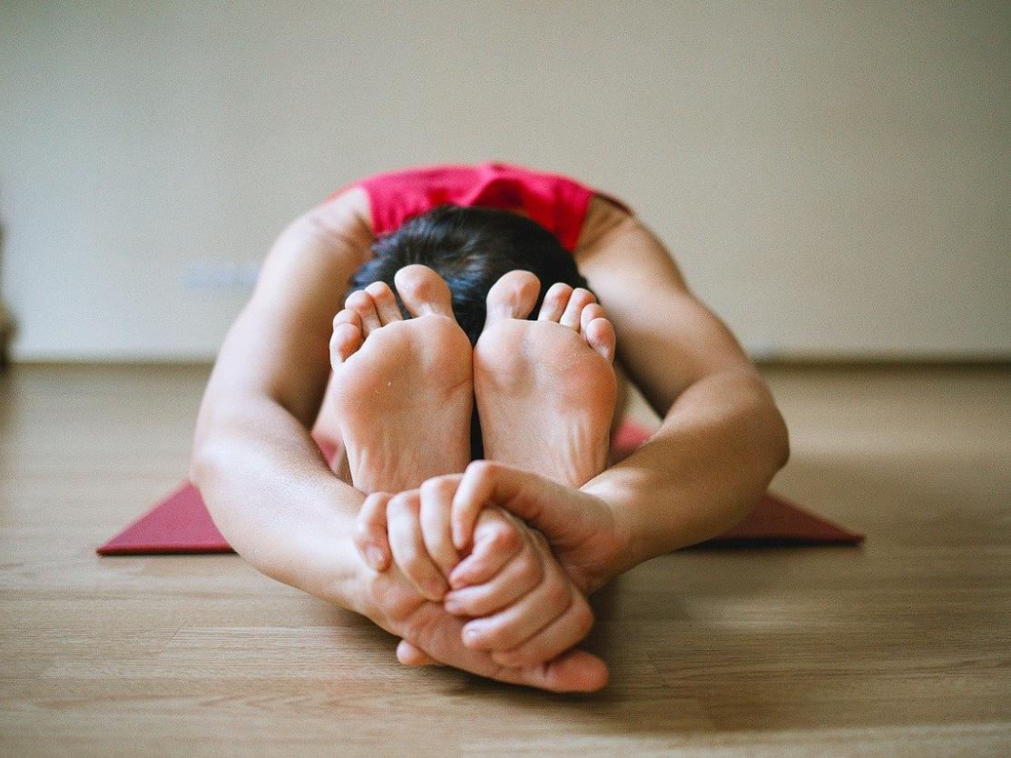 Hatha-Yoga mit Anusara Elementen für entspannte Mittelstufe